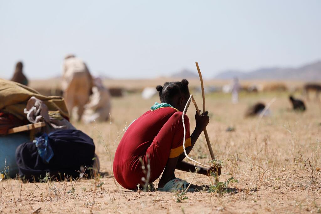 فتاة صغيرة تحفر حفرة لإقامة خيمة لأسرتها في مخيم للنازحين في طويلة في السودان، التي فر إليها آلاف الأشخاص بعد سقوط الفاشر بيد قوات الدعم السريع.